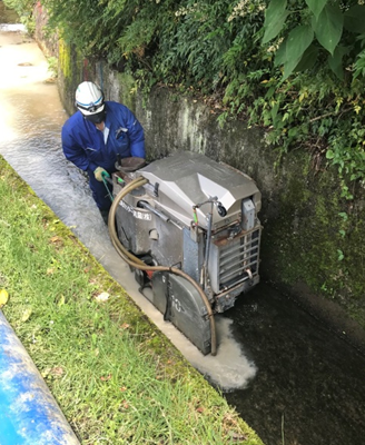 水路の切断工事の様子02